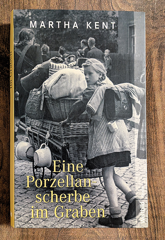 Eine Porzellanscherbe im Graben